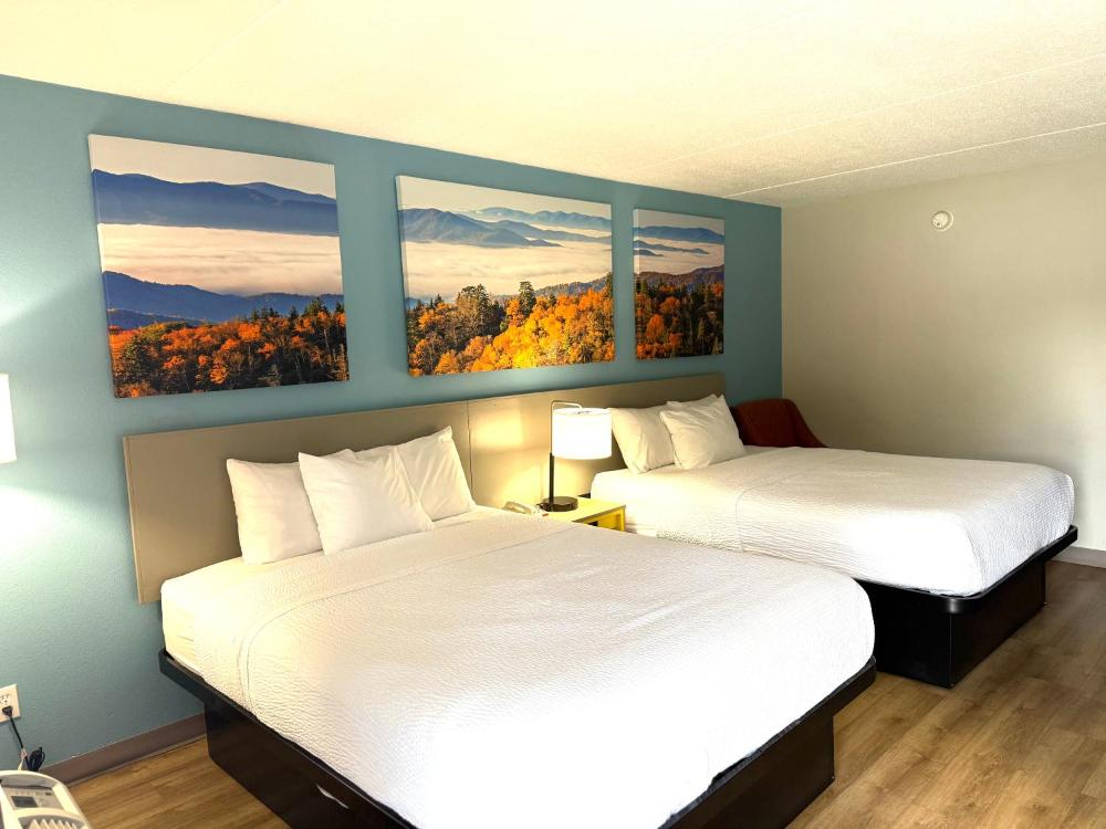 Queen Room with Two Queen Beds - Non-Smoking interior