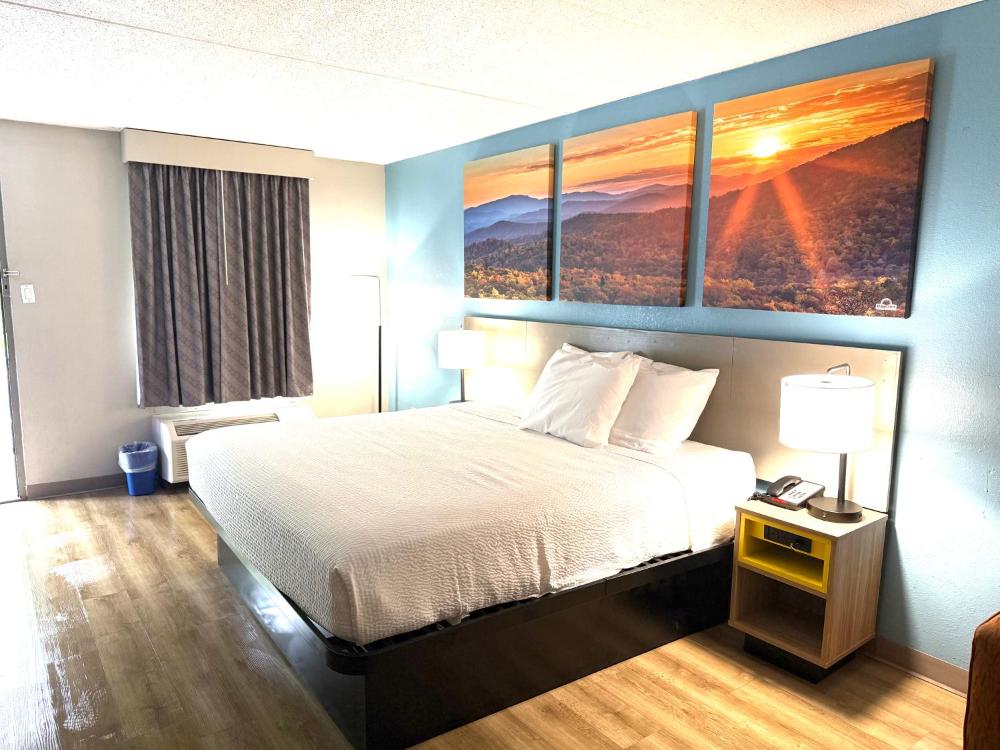 King Room - Non-Smoking interior